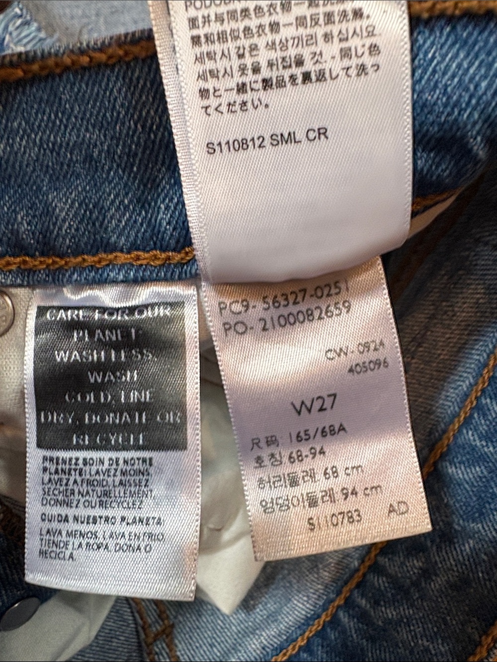 • Levi’s • - Picture 3 of 5